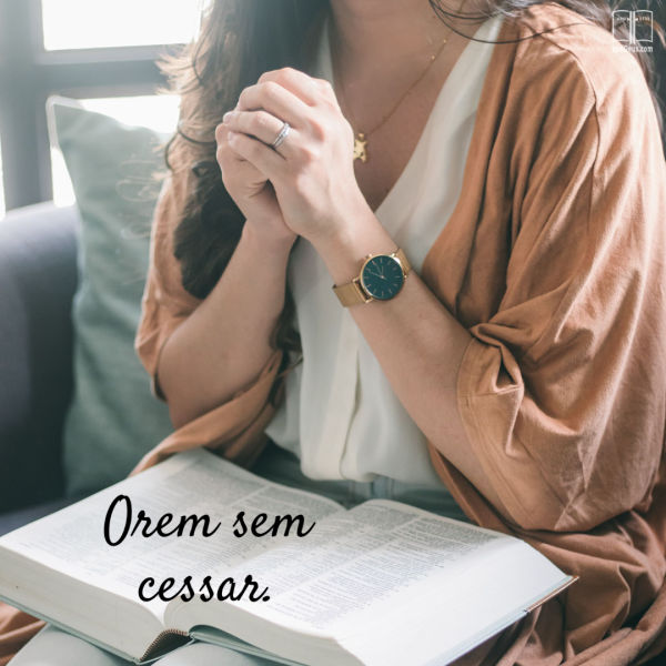 Uma mulher está com as mãos cruzadas em oração. A Bíblia diz para orar sem cessar.