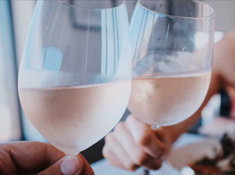 Drogas, álcool e sexo não podem satisfazer os vazios em nossas vidas. Só Deus pode satisfazer.
#apalavradedeus #fe #ehoradevoltar  #Prodigovoltaparacasa Duas taças de champanhe erguidas em comemoração. Drogas, álcool e sexo não podem satisfazer os vazios em nossas vidas. Só Deus pode satisfazer.