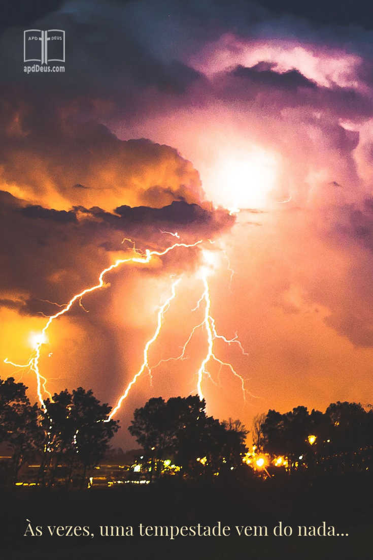 Uma enorme tempestade relâmpago atira através do céu. Às vezes tempestades aparecem do nada.
