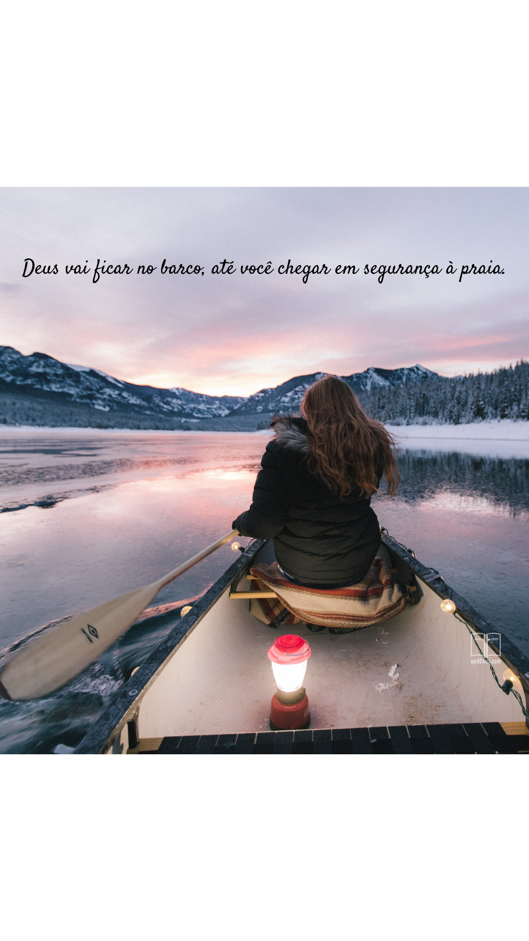 Uma jovem rema uma canoa em um lago calmo, sob um céu noturno de verão, com montanhas ao fundo. Deus permanecerá em seu barco até você chegar à praia.