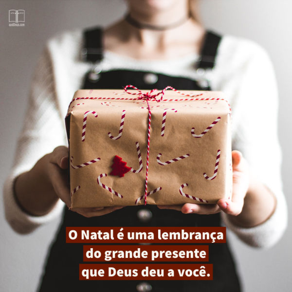 Um presente embrulhado em papel de embrulho de cana-de-açúcar. O Natal é um lembrete do grande presente que Deus lhe enviou.