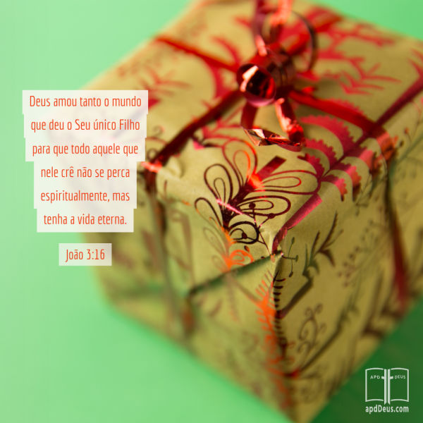 Um presente envolto em ouro e papel vermelho.John3:16 diz: Porque Deus amou o mundo tanto, que deu o seu único Filho, para que todo aquele que nele crer não morra, mas tenha a vida eterna.
