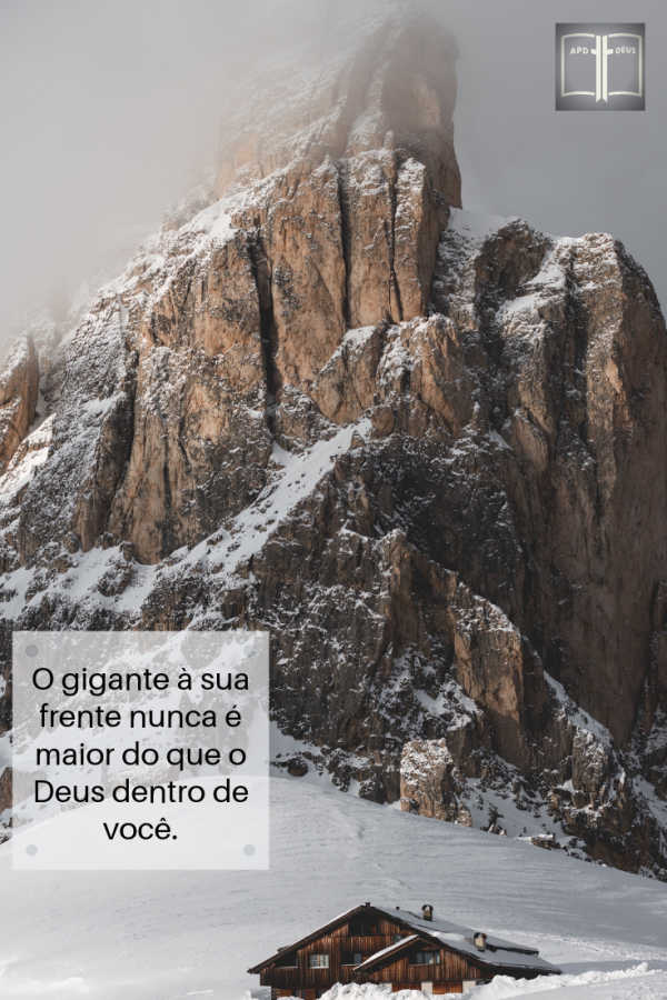Uma casa fica situada aos pés de uma montanha acidentada e com neve. O gigante à sua frente nunca é maior que o Deus dentro de você