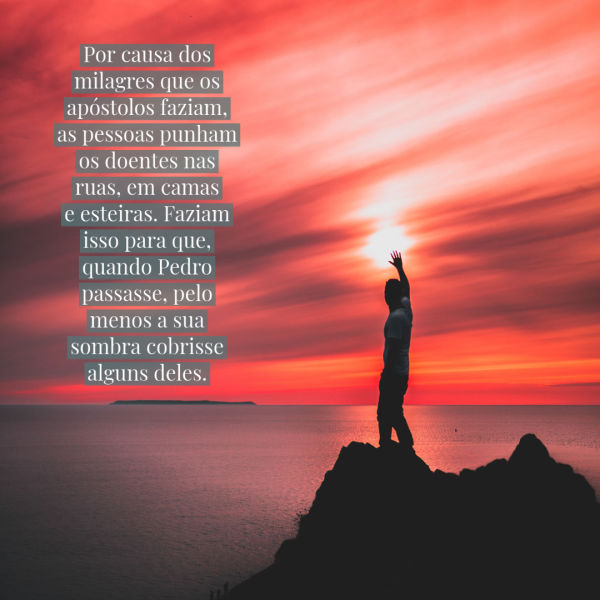 Um homem está de pé contra um céu vermelho e laranja, com uma mão levantada para o céu, orando. Atos 5:15 nos fala sobre milagres maiores como sombras curando os doentes na rua.