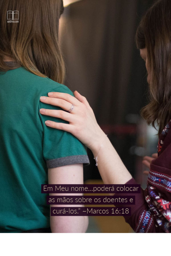 Uma jovem senhora repousa a sua mão sobre o ombro de outro. Marcos 16:18 diz que podemos colocar as mãos sobre os doentes e eles vão se recuperar.