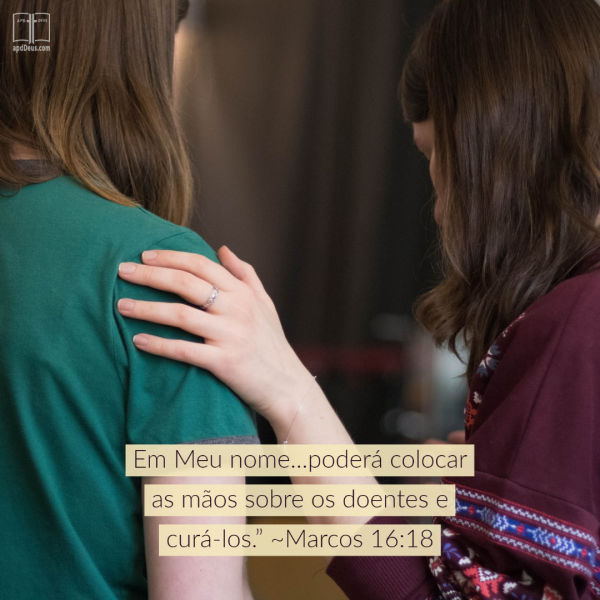 Uma jovem senhora repousa a sua mão sobre o ombro de outro. Marcos 16:18 diz que podemos colocar as mãos sobre os doentes e eles vão se recuperar.