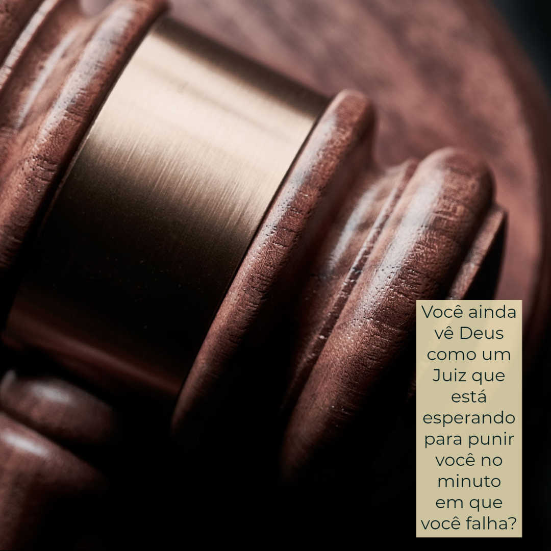 Um martelo de juiz, com as palavras: Você ainda vê Deus como um Juiz que está esperando para punir você no minuto em que você falha?