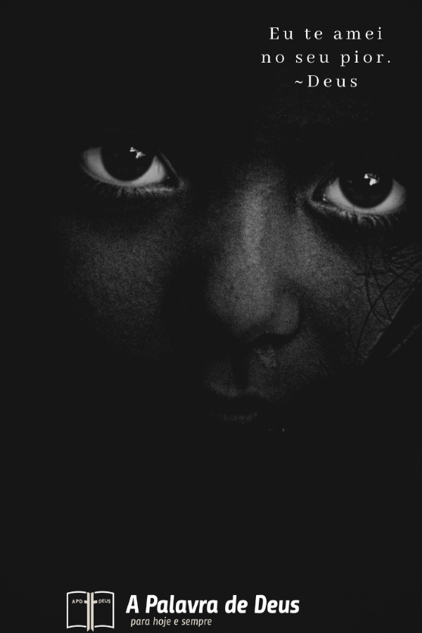 Uma jovem com grandes olhos emotivos, numa fotografia a preto e branco. As palavras ao lado dela dizem: Eu te amei no seu pior.