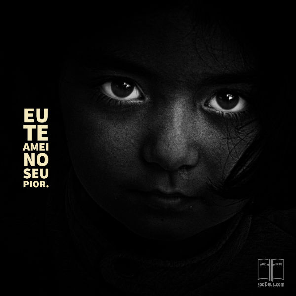 Uma jovem com grandes olhos emotivos, numa fotografia a preto e branco. As palavras ao lado dela dizem: Eu te amei no seu pior.