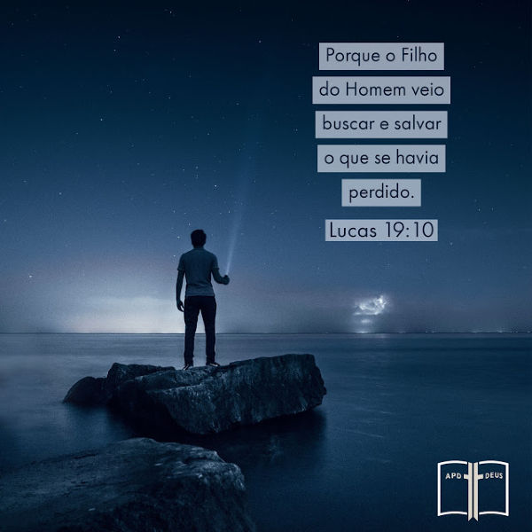 Um homem está à beira de um lago apontando uma lanterna para o céu estrelado da noite. Lucas 19:10