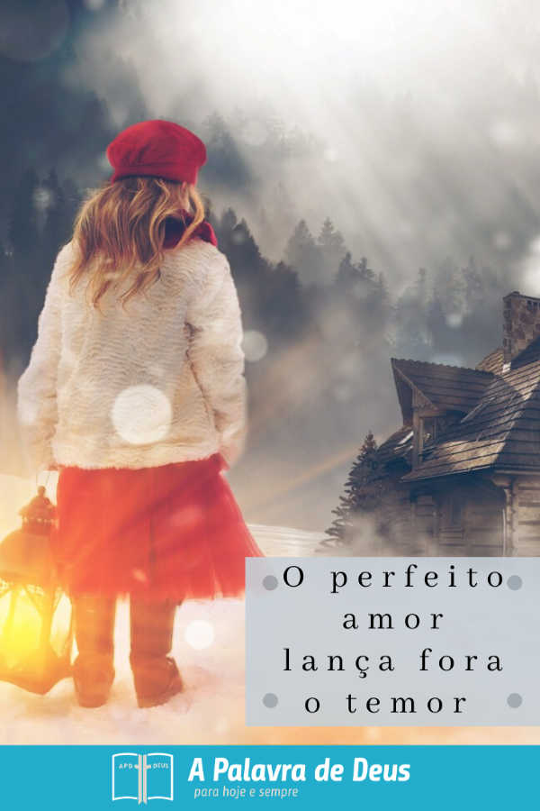 Uma jovem com um casaco branco e um chapéu vermelho segura uma lanterna no meio de uma tempestade de neve. Ela está com medo e está à procura de sua casa.