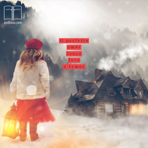 Uma jovem com um casaco branco e um chapéu vermelho segura uma lanterna no meio de uma tempestade de neve. Ela está com medo e está à procura de sua casa.