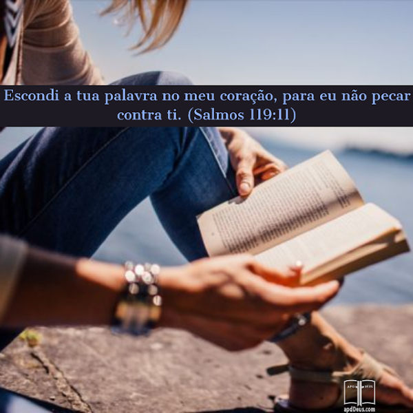 Uma mulher lê a Bíblia. Escondi a tua palavra no meu coração, para eu não pecar contra ti. (Salmos 119:11)