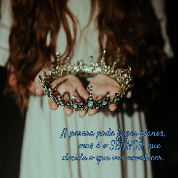 Uma jovem princesa segura uma delicada coroa com joias azuis. Uma pessoa pode fazer planos, mas é o Senhor que decide o que vai acontecer.