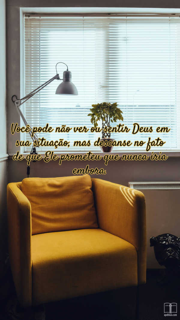 Um sofá amarelo mostarda vazio está posicionado perto de uma janela e sob uma luminária. As palavras ao lado:Você pode não ver ou sentir Deus em sua situação, mas descanse no fato de que Ele prometeu que nunca iria embora.