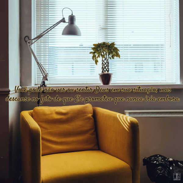 Um sofá amarelo mostarda vazio está posicionado perto de uma janela e sob uma luminária. As palavras ao lado:Você pode não ver ou sentir Deus em sua situação, mas descanse no fato de que Ele prometeu que nunca iria embora.
