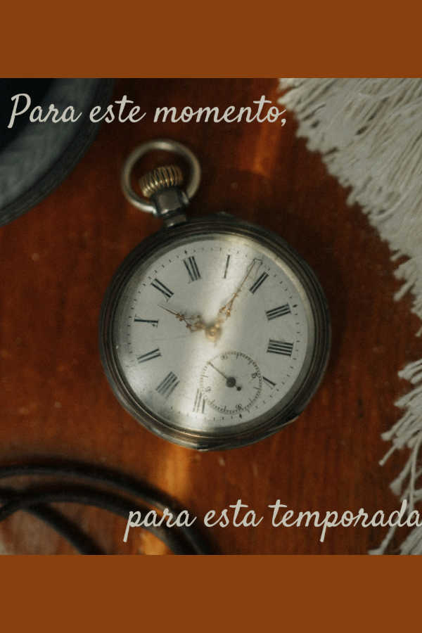 Um relógio de bolso marcado para 10h07 com as palavras: Para este momento. Para esta temporada.