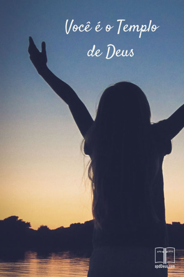 Uma jovem tem os braços levantados em adoração, com as palavras "Você é o Templo de Deus.