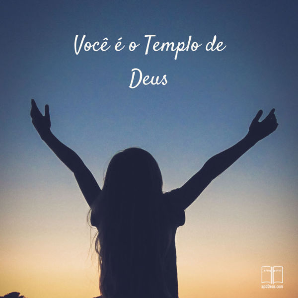 Os templos são locais sagrados de adoração. Deus chama você o Seu templo. Ele escolhe viver em você se você permitir. Você poderia? #DeusNaCasa #apdd Uma jovem tem os braços levantados em adoração, com as palavras "Você é o Templo de Deus.