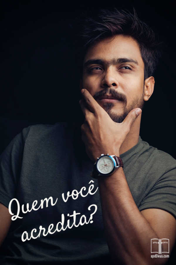 Um homem senta-se, segurando o queixo, imaginando "Em quem devo acreditar?"