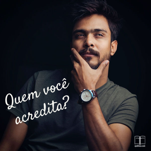 Em quem você acreditará? O relato de Deus diz que você está curado, salvo e sem vergonha. Você acreditará no relato do Senhor? #DeusNaCasa #apdd Um homem senta-se, segurando o queixo, imaginando "Em quem devo acreditar?"