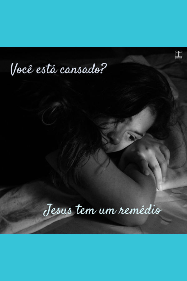 Os fardos são cansativos, mas você não precisa carregá-los sozinho. Uma jovem deitada de bruços na cama, parecendo pensativa. Você está cansada? Jesus tem a resposta.