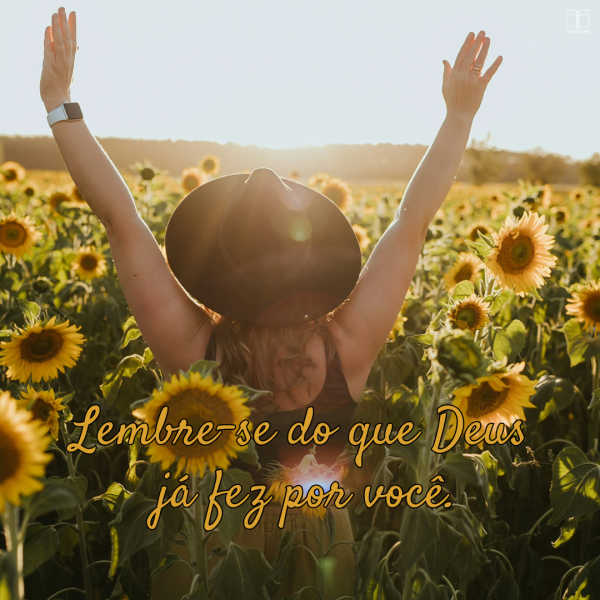 Deus já fez muito por você. Lembrar disso fortalecerá sua fé. Uma mulher de chapéu preto caminha em um campo de girassóis, mãos erguidas em direção ao sol. Lembre-se do que Deus fez por você.