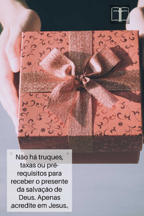 Um presente embrulhado em papel de embrulho vermelho e dourado.Não há truques, taxas ou pré-requisitos para receber o presente da salvação de Deus. Apenas acredite em Jesus.