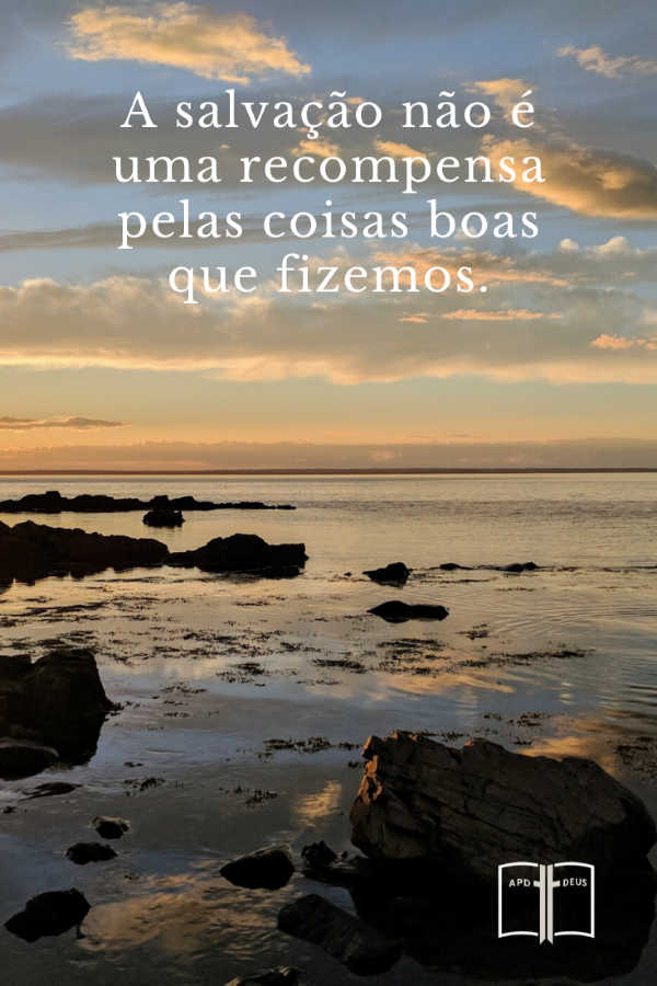 O sol brilha sobre a costa rochosa de um lago com as palavras: A salvação não é uma recompensa pelas coisas boas que fizemos.