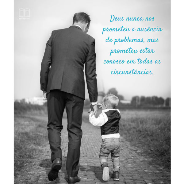 Um pai, vestido de terno, caminha com seu filho pequeno. Deus nunca nos prometeu ausência de problemas, mas que Ele iria conosco em todas as circunstâncias.