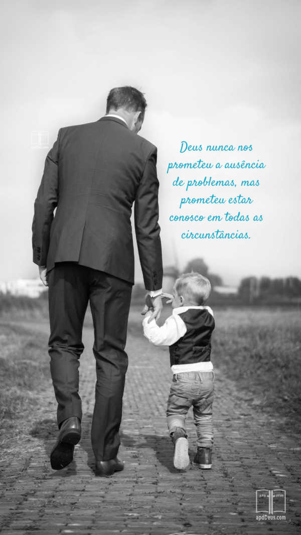 Um pai, vestido de terno, caminha com seu filho pequeno. Deus nunca nos prometeu ausência de problemas, mas que Ele iria conosco em todas as circunstâncias.