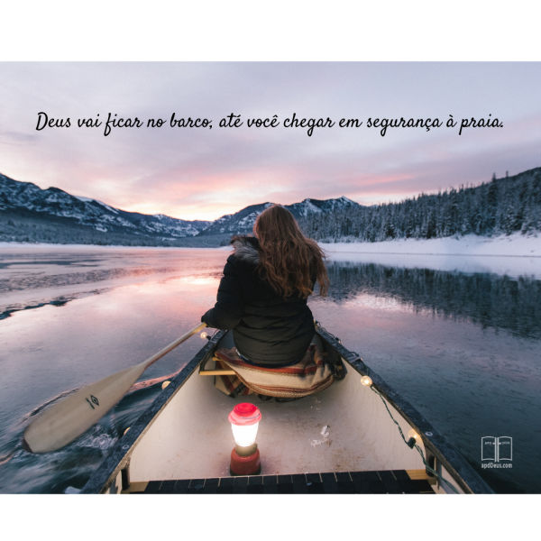 Uma jovem rema uma canoa em um lago calmo, sob um céu noturno de verão, com montanhas ao fundo. Deus permanecerá em seu barco até você chegar à praia.