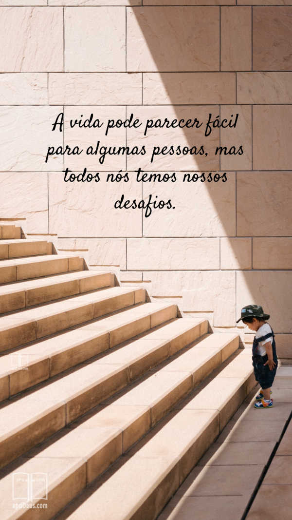 Uma criança pequena está na frente de uma grande escada. A vida parece fácil para algumas pessoas, mas todo mundo tem alguma dificuldade em suas vidas.