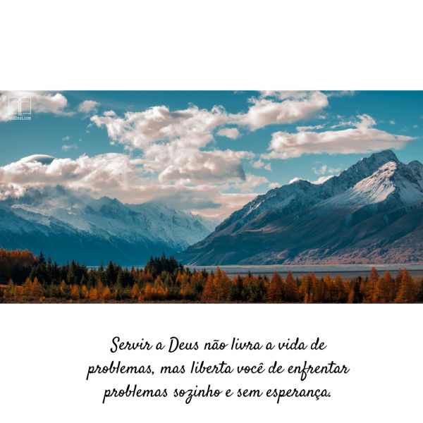 Um céu azul brilhante emoldura montanhas cobertas de neve. Servir a Deus não significa uma vida livre de problemas, mas que você não enfrente os problemas sozinho e sem esperança.
