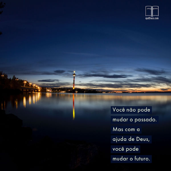 Uma cidade brilhante contrasta lindamente com a escuridão da noite e a água na beira. Você não pode mudar o passado. Mas com a ajuda de Deus, você pode mudar o futuro.
