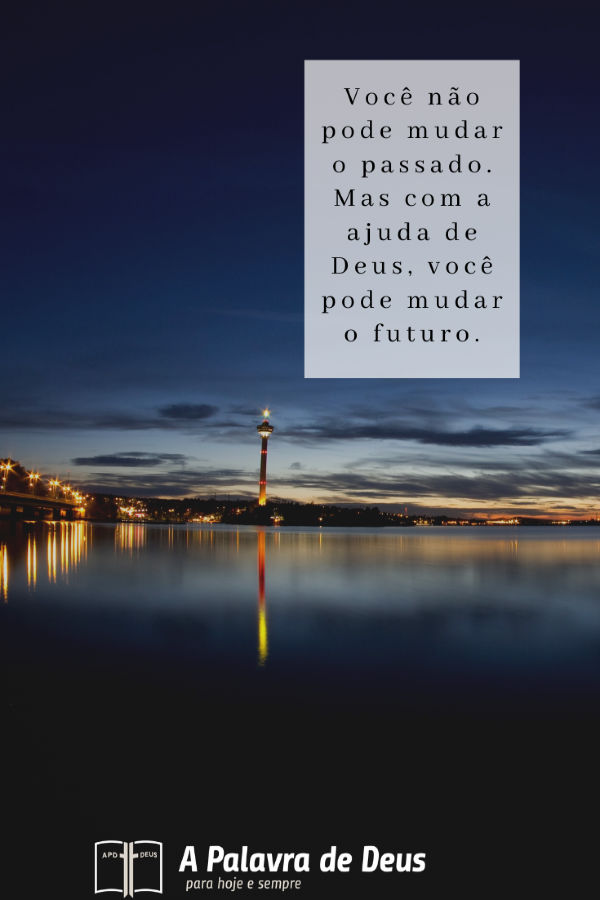 Uma cidade brilhante contrasta lindamente com a escuridão da noite e a água na beira. Você não pode mudar o passado. Mas com a ajuda de Deus, você pode mudar o futuro.