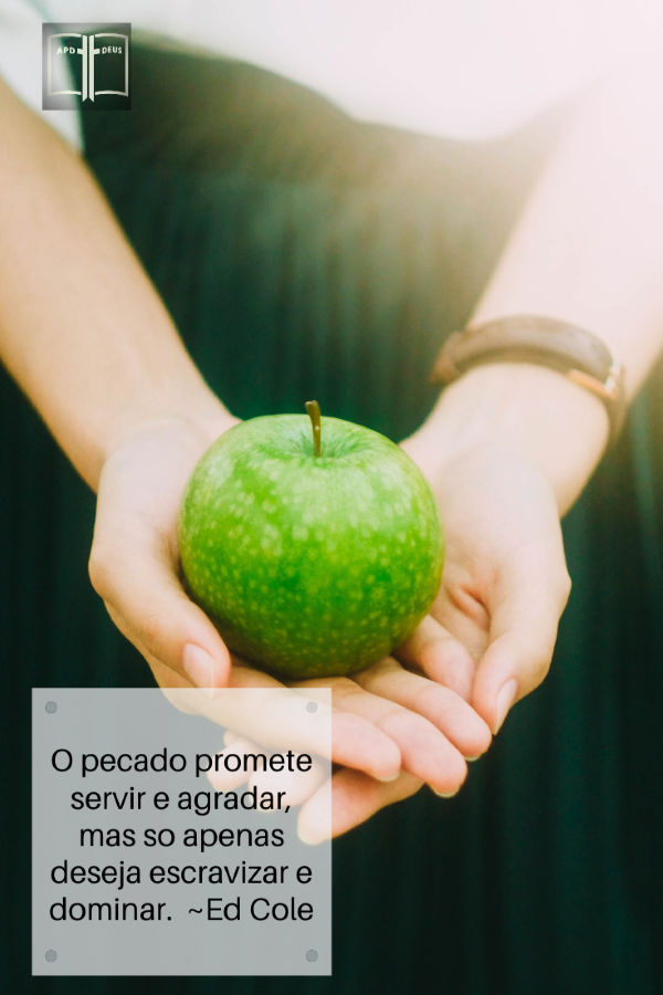 Uma mulher apresenta uma maçã verde para o leitor. O pecado promete servir e agradar, mas apenas so deseja escravizar e dominar.