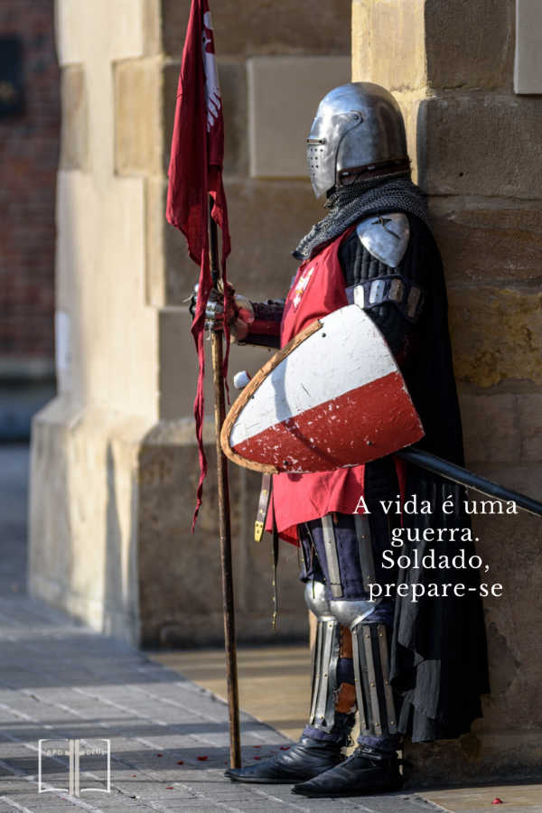 Um soldado está pronto para a batalha. A vida é uma batalha. Soldado, prepare-se.