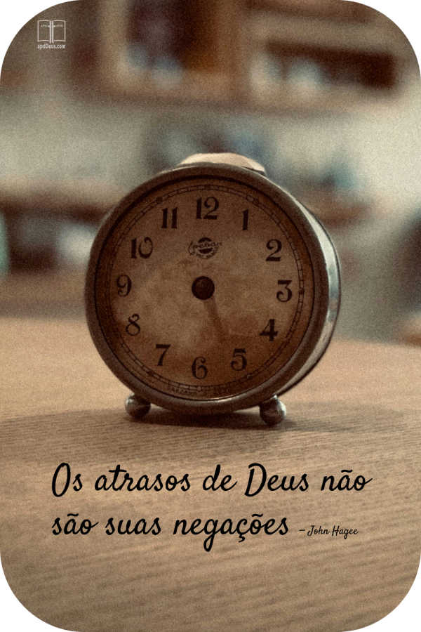 Nossa tendência é presumir que um atraso significa "não". Reze até ter certeza. Um relógio sobre uma mesa com as palavras “Os atrasos de Deus não são suas negações”.