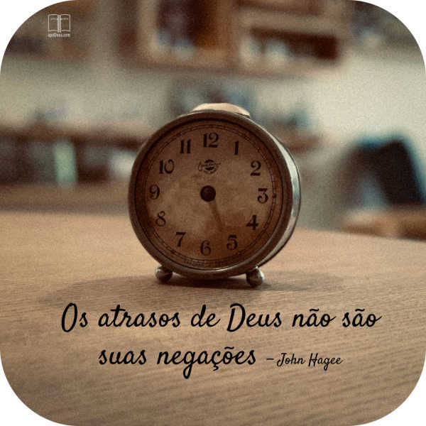 Nossa tendência é presumir que um atraso significa "não". Reze até ter certeza. Um relógio sobre uma mesa com as palavras “Os atrasos de Deus não são suas negações”.