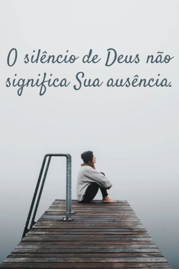 Deus pode não estar falando sobre esta situação ainda, mas isso não significa que Ele ta abandonou. Continue orando! Uma mulher pensativa sentada na ponta do cais, cercada por uma névoa cinzenta. As palavras "O silêncio de Deus não significa Sua ausência" estão estampadas.