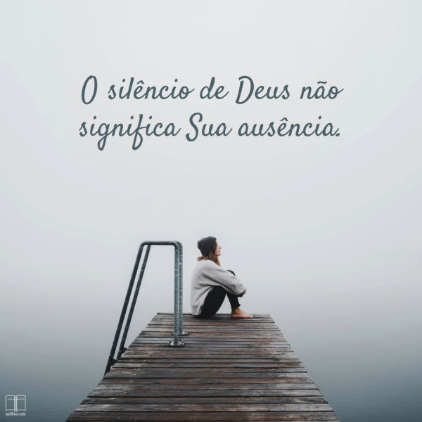 Deus pode não estar falando sobre esta situação ainda, mas isso não significa que Ele ta abandonou. Continue orando! Uma mulher pensativa sentada na ponta do cais, cercada por uma névoa cinzenta. As palavras "O silêncio de Deus não significa Sua ausência" estão estampadas.