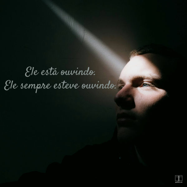 Deus é um ouvinte ativo. Ele ouve e age. Um homem sentado na escuridão absoluta, olhando para o único feixe de luz que se filtrava no ambiente. Ao fundo, estas palavras: Ele está ouvindo. Ele sempre esteve ouvindo.
