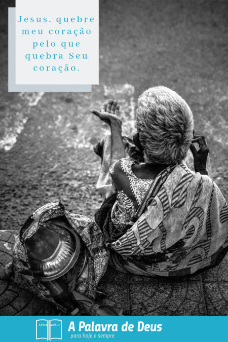 Uma mulher está implorando por dinheiro, do lado da estrada. Ela está de costas para a câmera. Ela não acreditasse que alguém a ama o suficiente para intervir.