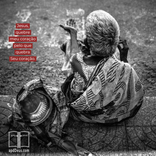 Uma mulher está implorando por dinheiro, do lado da estrada. Ela está de costas para a câmera. Ela não acreditasse que alguém a ama o suficiente para intervir.