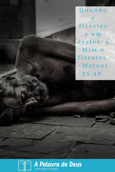 Um homem pobre, sem camisa está dormindo na calçada, por sua cama. 
Quando o fizestes a um destes, a Mim o fizestes. (Mateus 25:40)