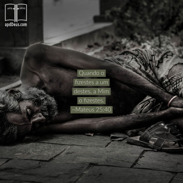 Um homem pobre, sem camisa está dormindo na calçada, por sua cama. 
Quando o fizestes a um destes, a Mim o fizestes. (Mateus 25:40)