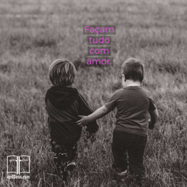 Dois garotinhos correndo através de um campo juntos. Um é gentilmente guiar o outro. Faça tudo que você faz, com amor.