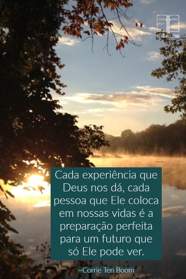 Um lago calmo ao pôr do sol, lembrando-nos que cada experiência que Deus nos dá, cada pessoa que Ele coloca em nossas vidas é a preparação perfeita para um futuro que só Ele pode ver.