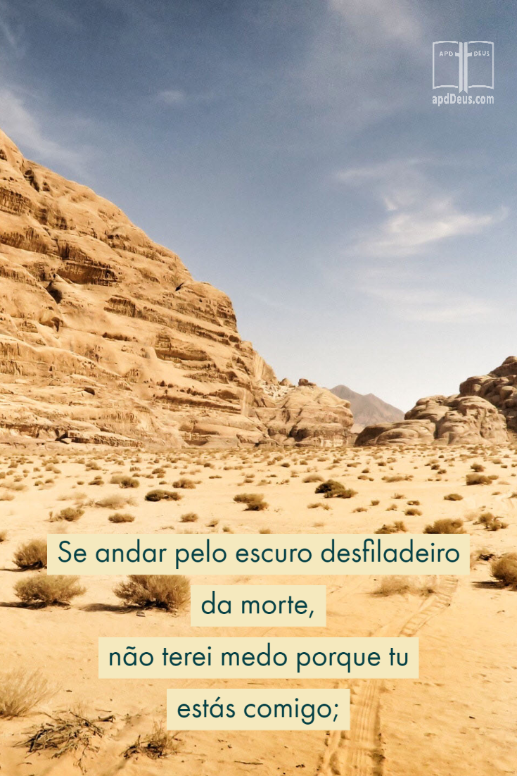 Um deserto arenoso com as palavras de Salmos 23:4. Mesmo quando eu andar pelo vale mais escuro, eu não vou ter medo